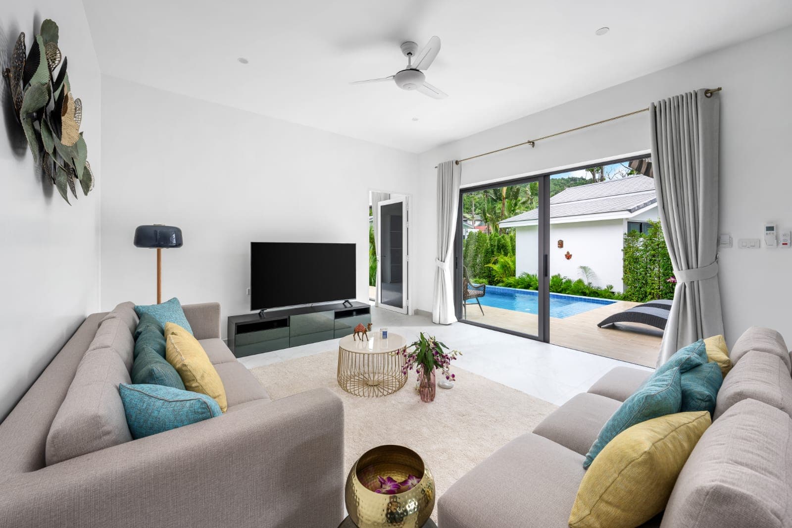 Villa 2 Bedrooms living area opening toward a private pool
